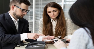 EOR Payroll vs Consultant Payroll